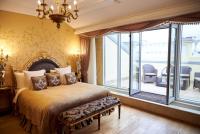 Двухместный люкс с террасой Премьер с гостиной с видом на реку двуспальная кровать