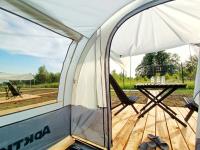 Палатка просторная с террасой, тамбуром и электричеством