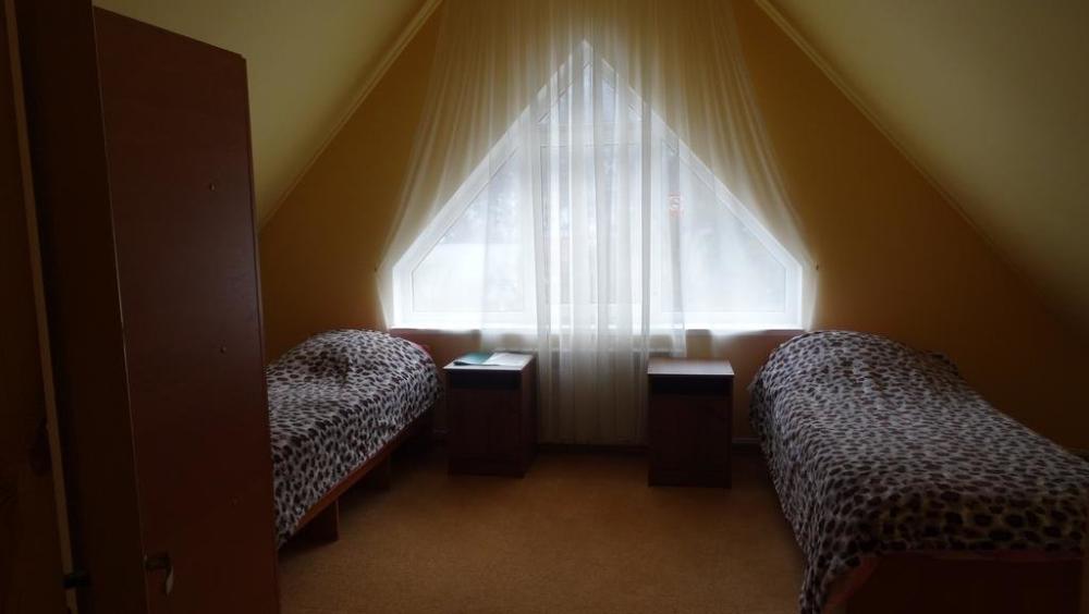 Кровать в общем номере с балконом и с видом на горы