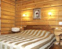 Номер стандарт с двуспальной кроватью в деревянном коттедже с камином
