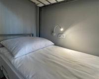 Кровать в общем мужском номере с 2 двухъярусными кроватями (удобства на этаже)