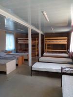 Кровать в общем номере с видом на озеро