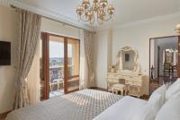 Двухместный люкс Royal с балконом и с красивым видом из окна двуспальная кровать