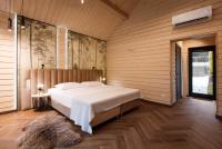 Двухместный коттедж Premium с видом на озеро двуспальная кровать