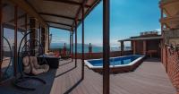Четырёхместный номер люкс с видом на море с собственной террасой, бассейном