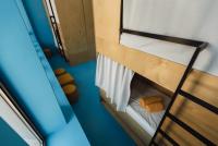 Многоместный мужской номер bunk-beds in dormitory