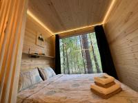 Уютный домик в сердце леса с панорамным окном Scandi Red