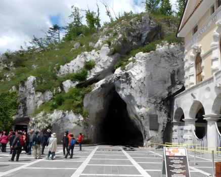 Пещера Постойнска-Яма